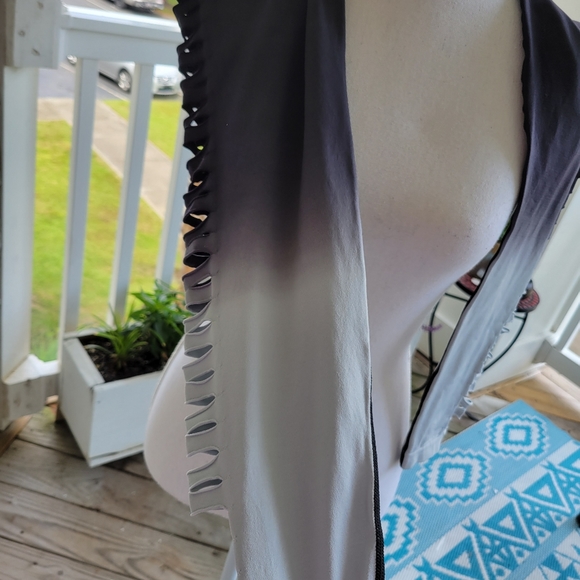 🚫SOLD🚫VS PINK COOL & COMFY CUT OUT TIGHTS - Picture 10 of 16